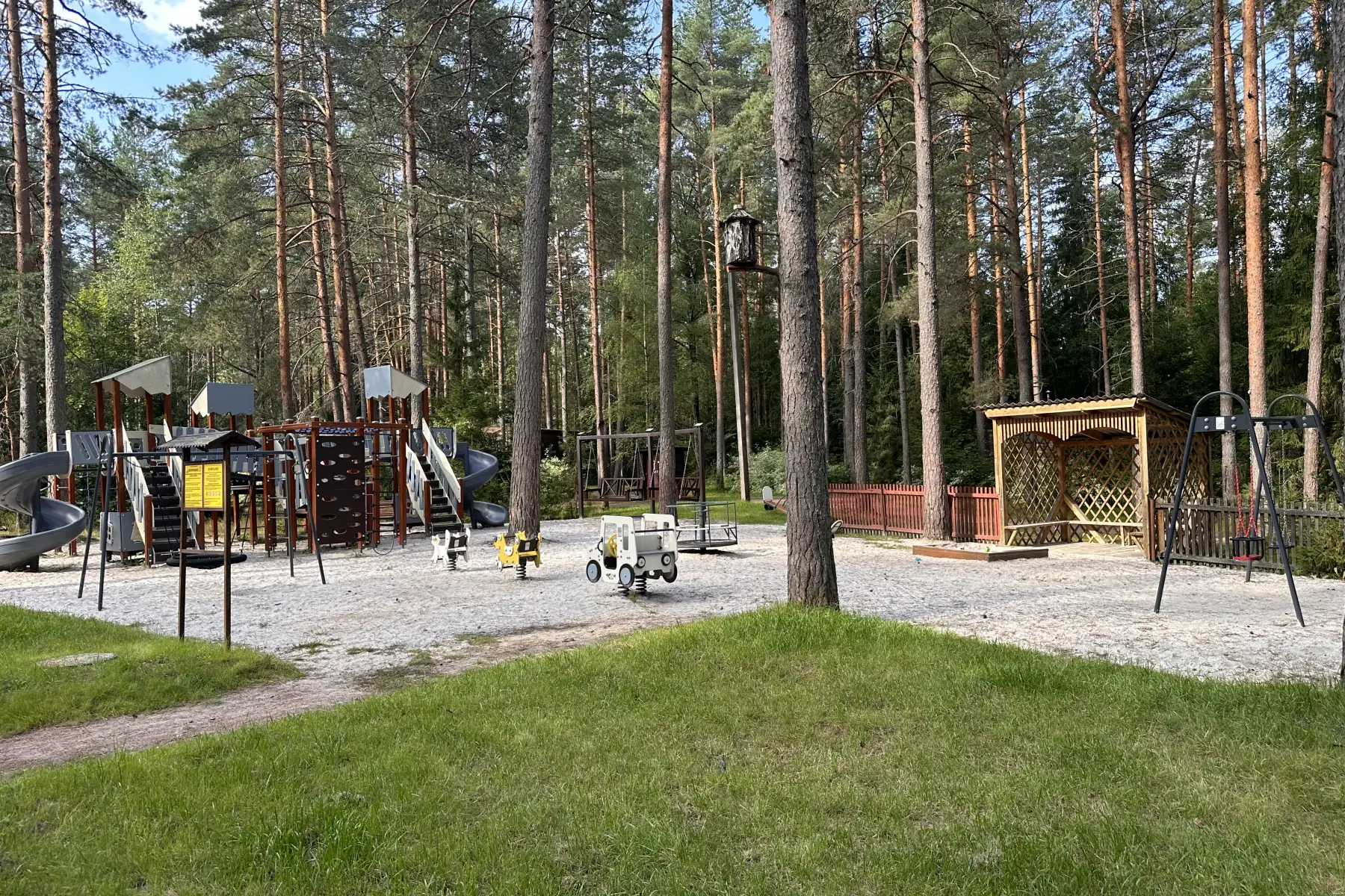Детские  площадки и избушка Бабы-Яги