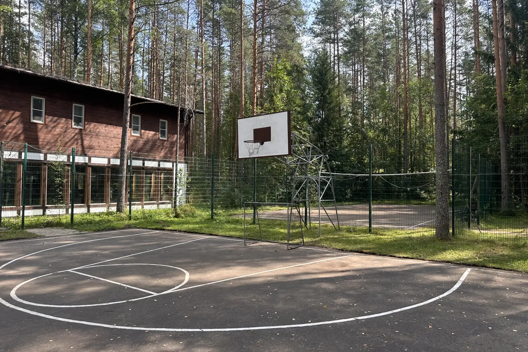 Спортивные площадки.